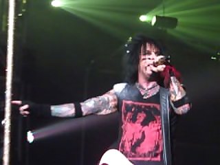 NIKKI SIXX BREAKS IT DOWN FOR THE CROWD.